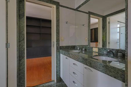 Apartamento à venda com 274m², 4 quartos e 5 vagas Apartamento à venda com 274m², 4 quartos e 5 vagasBanheiro da Suíte 2