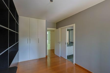 Apartamento à venda com 274m², 4 quartos e 5 vagas Apartamento à venda com 274m², 4 quartos e 5 vagasQuarto 4