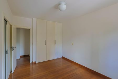 Apartamento à venda com 274m², 4 quartos e 5 vagas Apartamento à venda com 274m², 4 quartos e 5 vagasSuíte 2