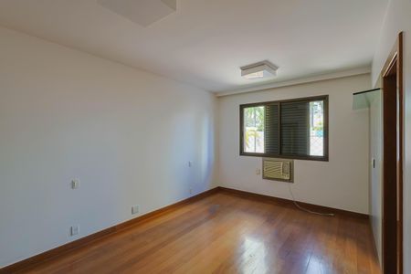 Apartamento à venda com 274m², 4 quartos e 5 vagas Apartamento à venda com 274m², 4 quartos e 5 vagasSuíte 3