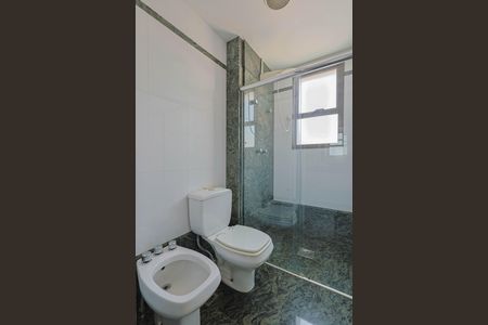 Apartamento à venda com 274m², 4 quartos e 5 vagas Apartamento à venda com 274m², 4 quartos e 5 vagasBanheiro da Suíte 2