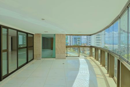 Apartamento à venda com 274m², 4 quartos e 5 vagas Apartamento à venda com 274m², 4 quartos e 5 vagasVaranda da Sala