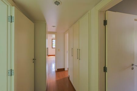 Apartamento à venda com 274m², 4 quartos e 5 vagas Apartamento à venda com 274m², 4 quartos e 5 vagasCorredor