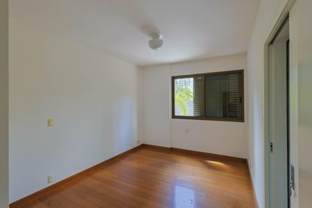 Apartamento à venda com 274m², 4 quartos e 5 vagas Apartamento à venda com 274m², 4 quartos e 5 vagasSuíte 2