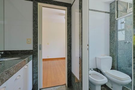 Apartamento à venda com 274m², 4 quartos e 5 vagas Apartamento à venda com 274m², 4 quartos e 5 vagasBanheiro da Suíte 2