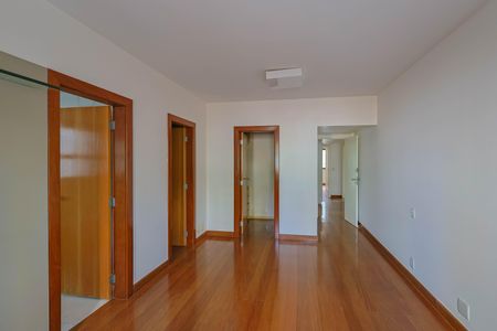 Apartamento à venda com 274m², 4 quartos e 5 vagas Apartamento à venda com 274m², 4 quartos e 5 vagasSuíte 3