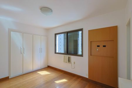 Apartamento à venda com 274m², 4 quartos e 5 vagas Apartamento à venda com 274m², 4 quartos e 5 vagasSuíte 1
