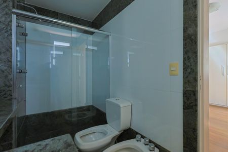 Apartamento à venda com 274m², 4 quartos e 5 vagas Apartamento à venda com 274m², 4 quartos e 5 vagasBanheiro da Suíte 1