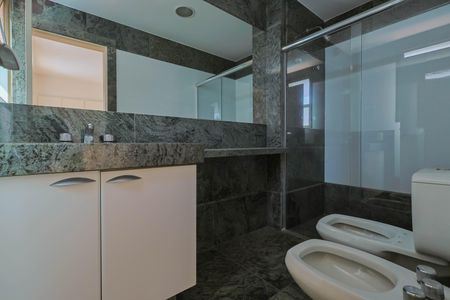 Apartamento à venda com 274m², 4 quartos e 5 vagas Apartamento à venda com 274m², 4 quartos e 5 vagasBanheiro da Suíte 1