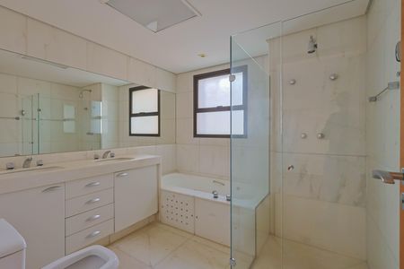 Apartamento à venda com 274m², 4 quartos e 5 vagas Apartamento à venda com 274m², 4 quartos e 5 vagasBanheiro da Suíte 3