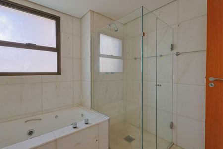 Apartamento à venda com 274m², 4 quartos e 5 vagas Apartamento à venda com 274m², 4 quartos e 5 vagasBanheiro da Suíte 3