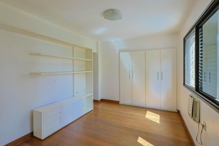 Apartamento à venda com 274m², 4 quartos e 5 vagas Apartamento à venda com 274m², 4 quartos e 5 vagasSuíte 1