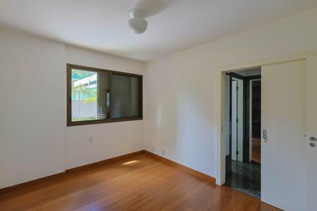 Apartamento à venda com 274m², 4 quartos e 5 vagas Apartamento à venda com 274m², 4 quartos e 5 vagasSuíte 2