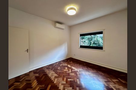 Casa à venda com 490m², 4 quartos e 7 vagas Casa à venda com 490m², 4 quartos e 7 vagasQuarto 1