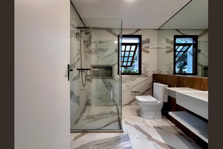 Casa à venda com 490m², 4 quartos e 7 vagas Casa à venda com 490m², 4 quartos e 7 vagasBanheiro Suíte 2