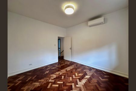 Casa à venda com 490m², 4 quartos e 7 vagas Casa à venda com 490m², 4 quartos e 7 vagasQuarto 1