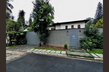 Casa à venda com 490m², 4 quartos e 7 vagas Casa à venda com 490m², 4 quartos e 7 vagasFachada
