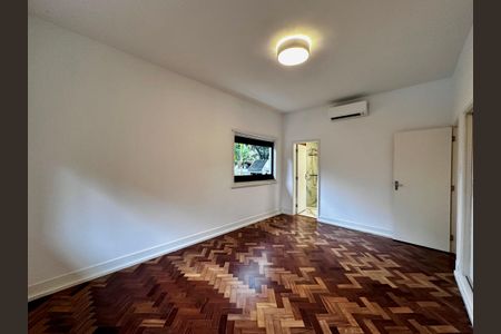 Casa à venda com 490m², 4 quartos e 7 vagas Casa à venda com 490m², 4 quartos e 7 vagasSuíte 2
