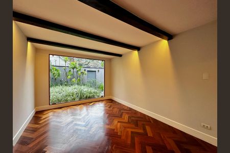 Casa à venda com 490m², 4 quartos e 7 vagas Casa à venda com 490m², 4 quartos e 7 vagasSala