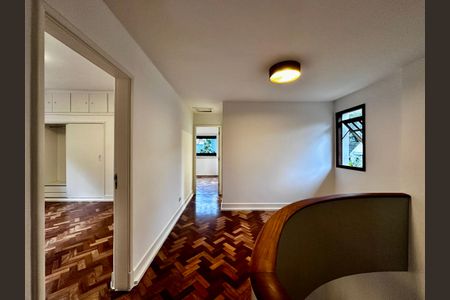 Casa à venda com 490m², 4 quartos e 7 vagas Casa à venda com 490m², 4 quartos e 7 vagasCorredor Quartos