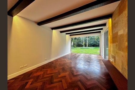 Casa à venda com 490m², 4 quartos e 7 vagas Casa à venda com 490m², 4 quartos e 7 vagasSala