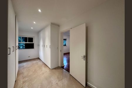 Casa à venda com 490m², 4 quartos e 7 vagas Casa à venda com 490m², 4 quartos e 7 vagasCloset Suíte 1