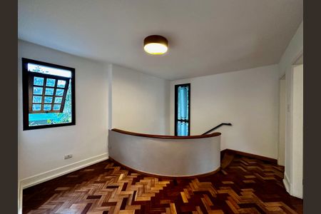 Casa à venda com 490m², 4 quartos e 7 vagas Casa à venda com 490m², 4 quartos e 7 vagasCorredor Quartos