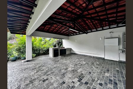 Casa à venda com 490m², 4 quartos e 7 vagas Casa à venda com 490m², 4 quartos e 7 vagasGaragem