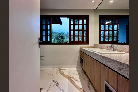 Casa à venda com 490m², 4 quartos e 7 vagas Casa à venda com 490m², 4 quartos e 7 vagasBanheiro Suíte 1
