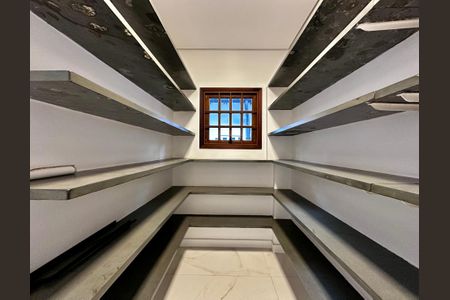 Casa à venda com 490m², 4 quartos e 7 vagas Casa à venda com 490m², 4 quartos e 7 vagasDespensa