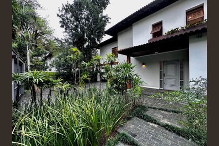 Casa à venda com 490m², 4 quartos e 7 vagas Casa à venda com 490m², 4 quartos e 7 vagasQuintal