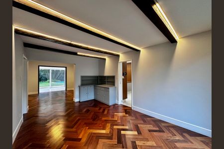 Casa à venda com 490m², 4 quartos e 7 vagas Casa à venda com 490m², 4 quartos e 7 vagasSala