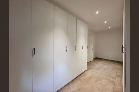 Casa à venda com 490m², 4 quartos e 7 vagas Casa à venda com 490m², 4 quartos e 7 vagasCloset Suíte 1