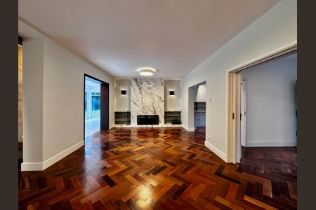 Casa à venda com 490m², 4 quartos e 7 vagas Casa à venda com 490m², 4 quartos e 7 vagasSala