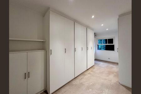 Casa à venda com 490m², 4 quartos e 7 vagas Casa à venda com 490m², 4 quartos e 7 vagasCloset Suíte 1