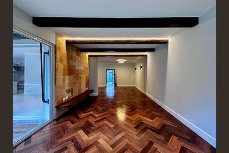 Casa à venda com 490m², 4 quartos e 7 vagas Casa à venda com 490m², 4 quartos e 7 vagasSala