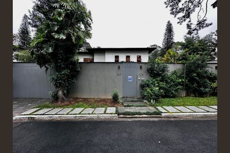 Casa à venda com 490m², 4 quartos e 7 vagas Casa à venda com 490m², 4 quartos e 7 vagasFachada