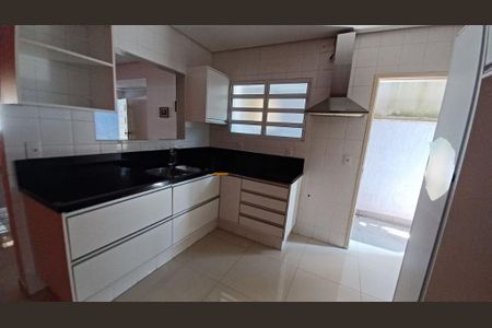 Casa à venda com 108m², 2 quartos e 2 vagas