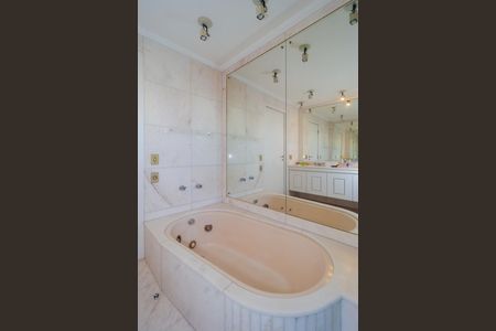 Apartamento à venda com 945m², 4 quartos e 4 vagas Apartamento à venda com 945m², 4 quartos e 4 vagasBanheiro da Suíte 2