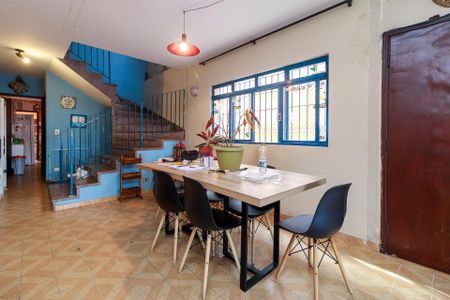 Casa à venda com 190m², 3 quartos e 4 vagas Casa à venda com 190m², 3 quartos e 4 vagasSala