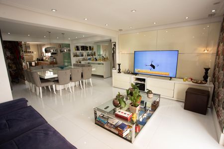 Apartamento à venda com 347m², 4 quartos e 3 vagas Apartamento à venda com 347m², 4 quartos e 3 vagasSala de TV
