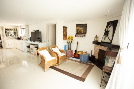 Apartamento à venda com 347m², 4 quartos e 3 vagas Apartamento à venda com 347m², 4 quartos e 3 vagasSala de Estar