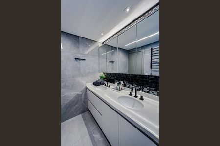 Apartamento à venda com 210m², 4 quartos e 3 vagasBanheiro da Suíte