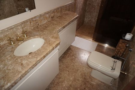 Apartamento à venda com 305m², 4 quartos e 4 vagasBanheiro da Suíte