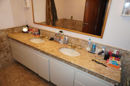 Apartamento à venda com 305m², 4 quartos e 4 vagasBanheiro Suíte 2