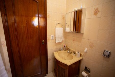 Casa à venda com 220m², 4 quartos e 3 vagas Casa à venda com 220m², 4 quartos e 3 vagasBANHEIRO