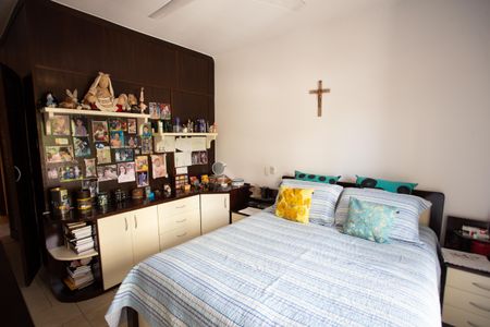 Casa à venda com 220m², 4 quartos e 3 vagas Casa à venda com 220m², 4 quartos e 3 vagasQUARTO 1