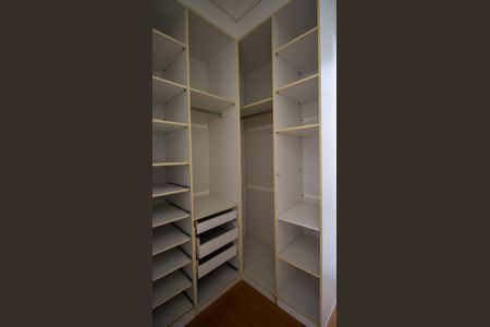 Casa de condomínio à venda com 200m², 4 quartos e 1 vaga Casa de condomínio à venda com 200m², 4 quartos e 1 vagaCloset da Suíte 1