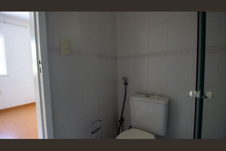 Casa de condomínio à venda com 200m², 4 quartos e 1 vaga Casa de condomínio à venda com 200m², 4 quartos e 1 vagaBanheiro da Suíte 2