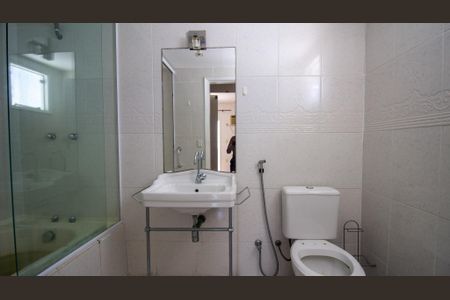 Casa de condomínio à venda com 200m², 4 quartos e 1 vaga Casa de condomínio à venda com 200m², 4 quartos e 1 vagaBanheiro da Suíte 1